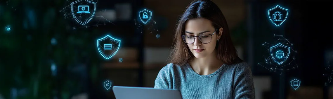 IT-Sicherheitexpertin arbeitet am Laptop an Cybersicherheit.