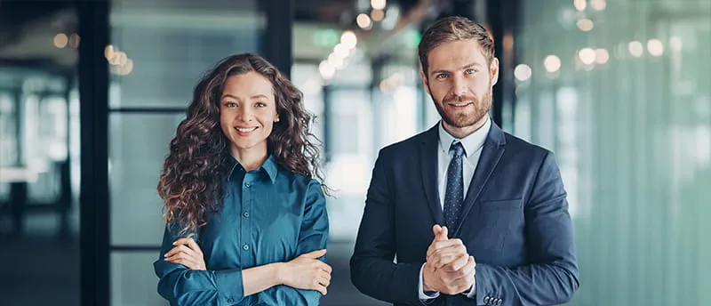 Frau und Mann aus der Finanzbranche stehen im Büro